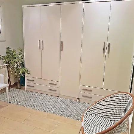 Large With Jacuzzi In Center Of Apartament *
